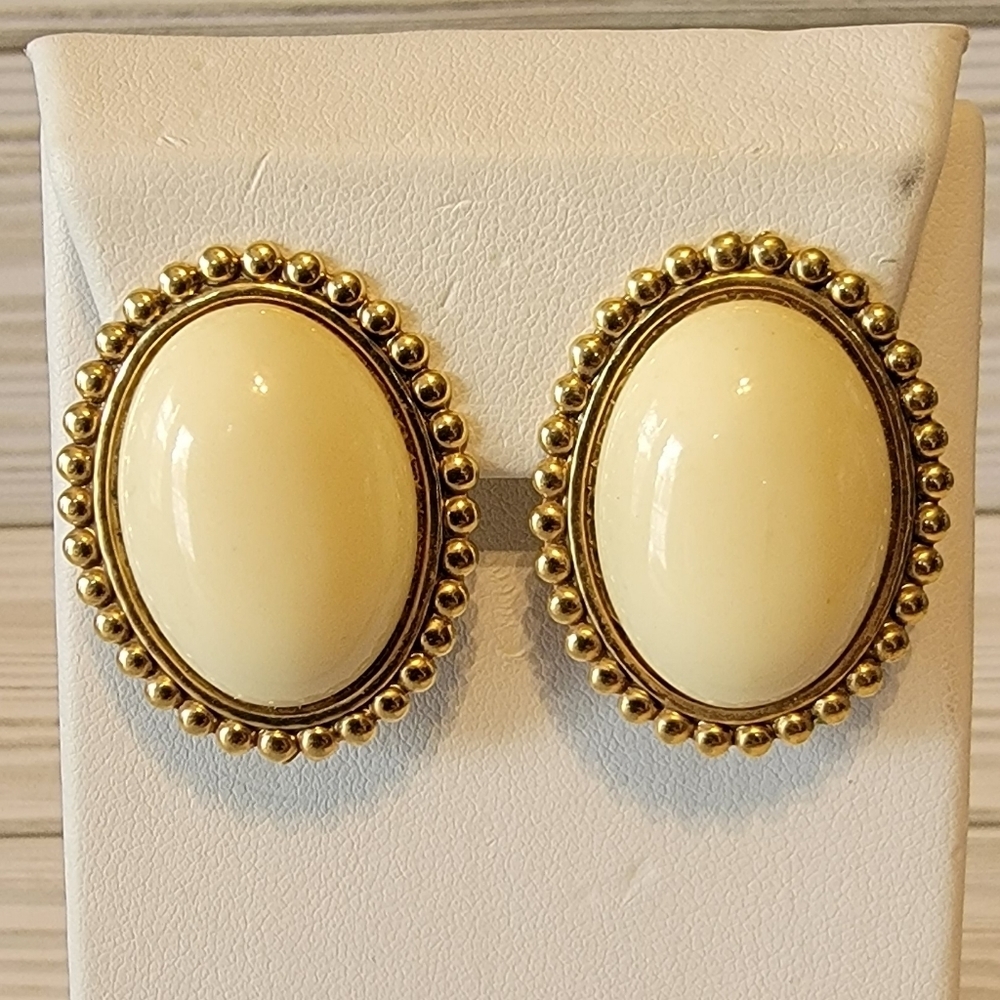 Vintage Cream Ivory Cabochon Gold Tone Oval Clip On Earrings